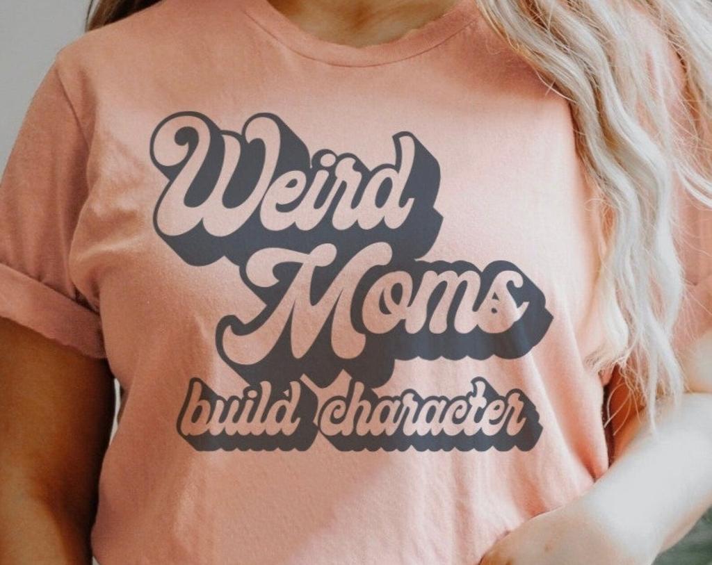 Weird Moms Build Character | Blush Classic Crew | T-Shirt