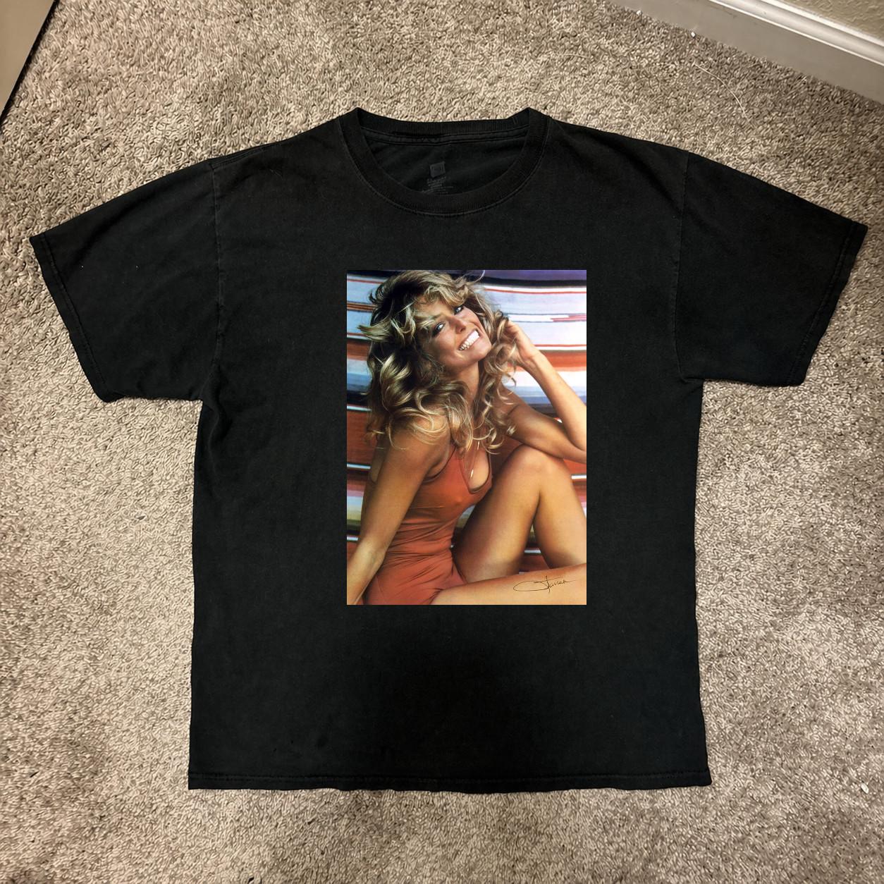 Farrah Fawcett Inspired Unisex T-Shirt with Red Bathing Suit Design S разноцветный