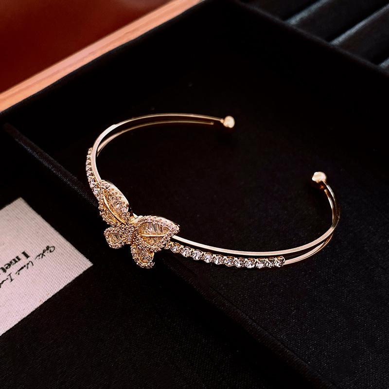 Echtgold-galvanisiertes Zirkon-Schmetterlings-Öffnungsarmband Leichter Luxus High-End-Armband Nischen-Vielseitigkeitsschmuck