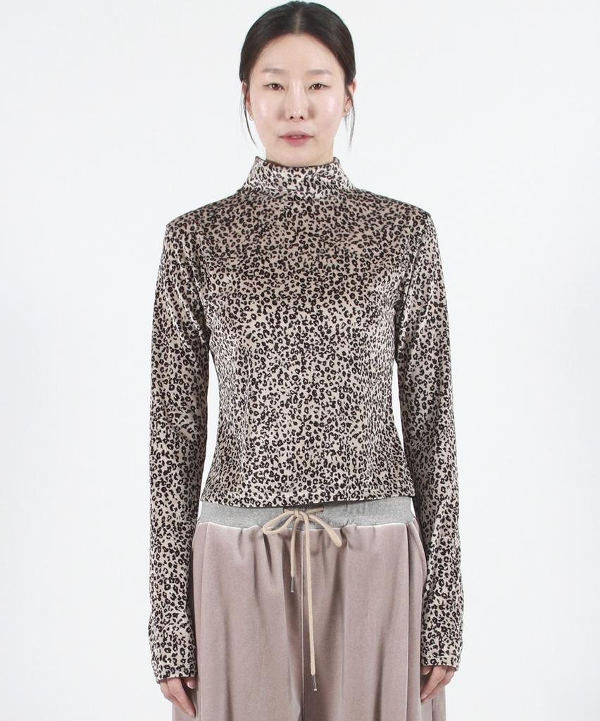Deumakeu Leopard High-Neck Long Sleeve Tee - Beige