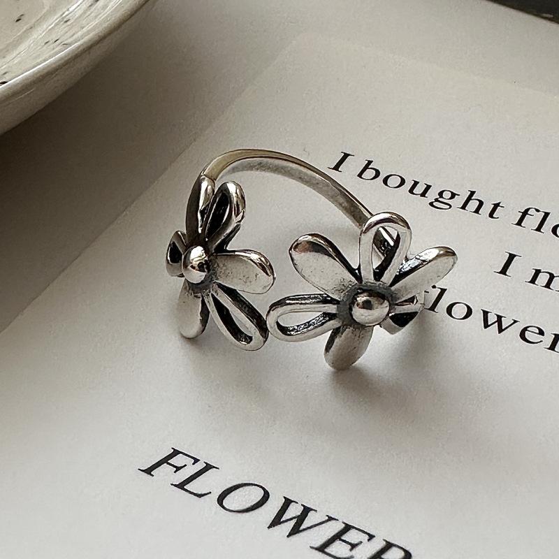 New Simple Daisy Flower Open Rings for Women Metal Style Hollow Petals Silver Color Trendy Finger Accessories Fashion Jewelry