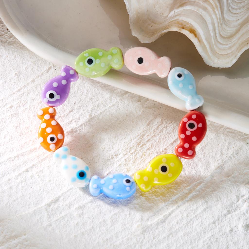 Handgefertigtes buntes Keramikfisch-Perlenarmband Böhmischer Cartoon-Paar-Armreif Strandparty-Charme Schmuck für Frauen