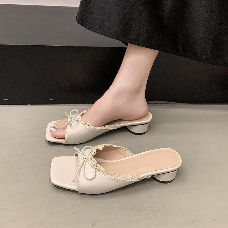 French versatile thick heel cool slippers women's 2025 summer new gentle wind lace edge bow word with slippers