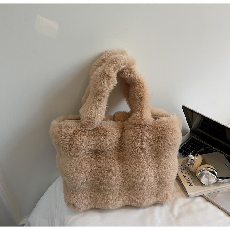 

Autumn and winter cute plush bag women s 2025 new foreign-style large-capacity tote bag casual fashion shoulder bag хаки