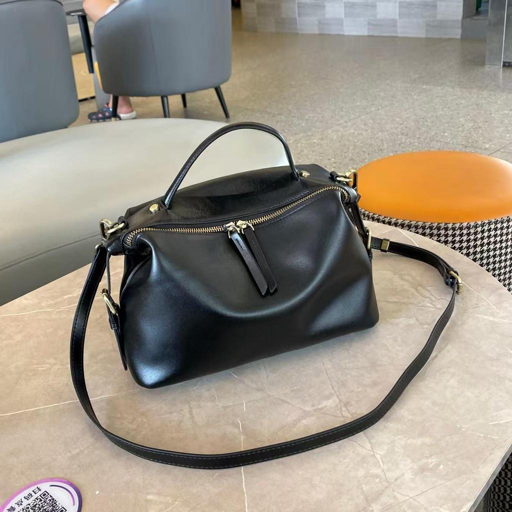 Versatile Women's Crossbody Shoulder Bag - Vegetable-Tanned Top-Grain Cowhide, Zipper Dumpling Design, Large Capacity for Daily Commute