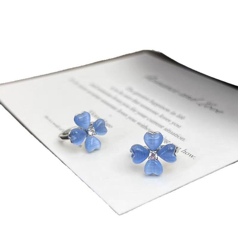 Fresh blue four-leaf flower ear buckle, niche earrings, exquisite simple and small earrings.