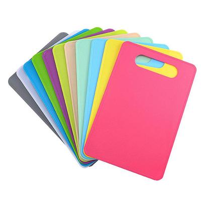 Quadratisches, doppelseitiges Schneidebrett aus PP-Kunststoff – vielseitig einsetzbar für die Zubereitung von Speisen und Salaten, für den Hausgebrauch.