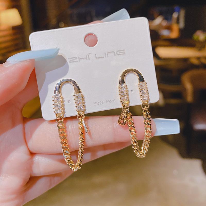 Simple high-end design niche temperament stud earrings women's light luxury fashion personalized earrings exquisite versatile sweet cool earrings
