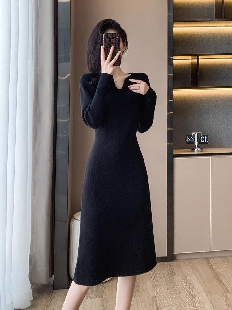 Damen High-End Strickkleid mit V-Ausschnitt und figurschmeichelndem Midilängen-Design für Herbst/Winter.