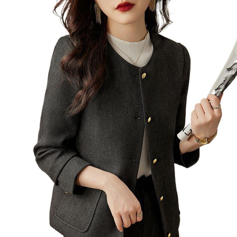 Women's Spring 2024 Versatile Slim Fit Two-Piece Blazer Suit - Crew Neck, High-End Commute Fashion with a Touch of Elegance.