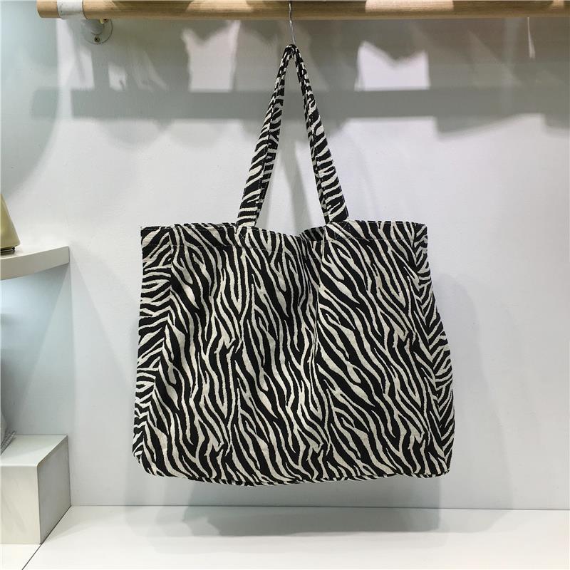 

Вместительная сумка через плечо с принтом леопарда и зебры — универсальный летний стиль