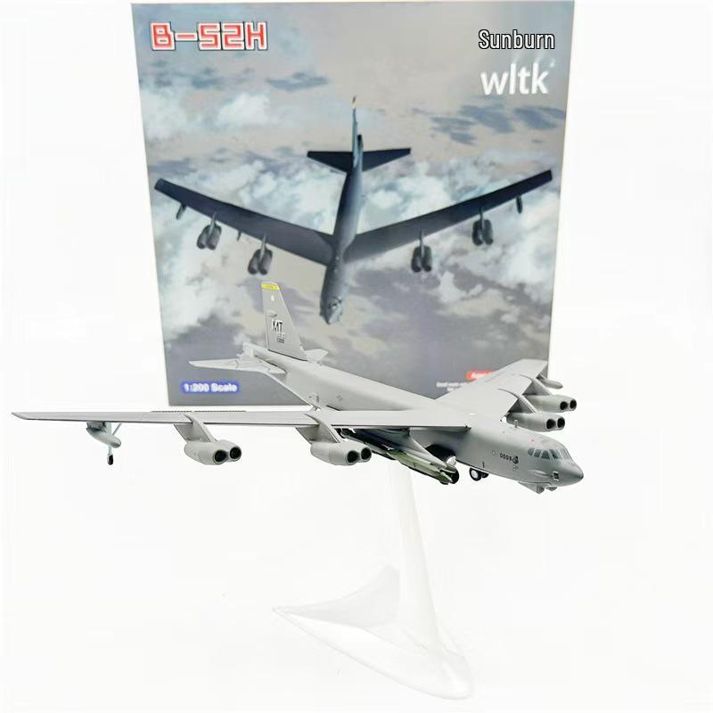 1/200 B-52 Stratofortress Long-Range Bomber Model Ornament