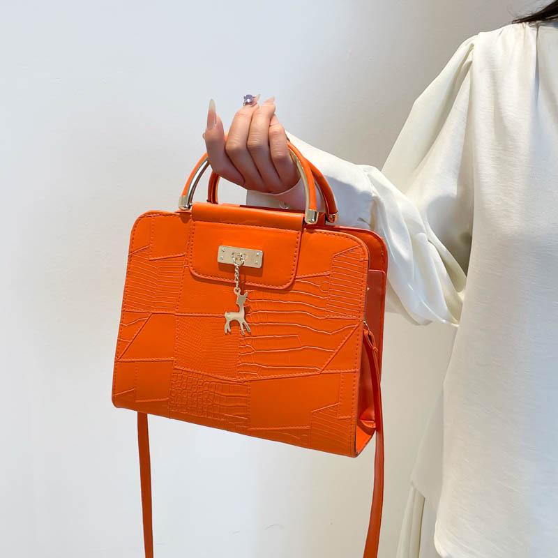 2025 A/W Women's Solid Color Korean-Style Handbag: Simple Crossbody & Single Shoulder Bag for Commuting