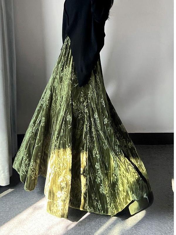 Elegant Retro Green Velvet A-Line Maxi Skirt for Women - Autumn/Winter Style with Hip-Covering Drape and Large Hem.