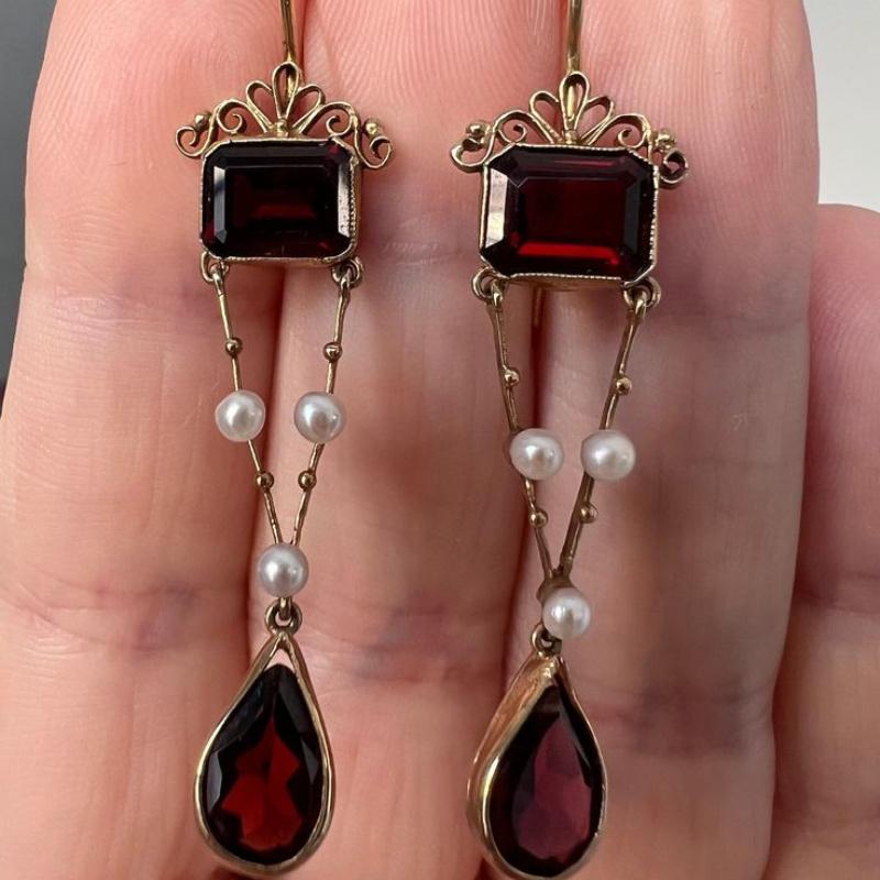 

Винтажный тренд Геометрические серьги-подвески с искусственным жемчугом, с полым цветочным дизайном, длинные, для женщин, нишевый дизайн, праздничный аксессуар, подарки