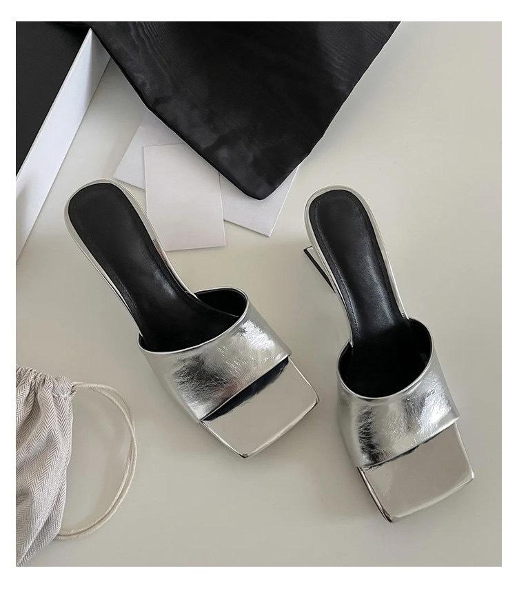 

Блогер 2025 года носит классные тапочки на высоком каблуке для женщин, летние новые модные босоножки на толстом каблуке с открытым носком и квадратной головкой для женской обуви 39 серебряный