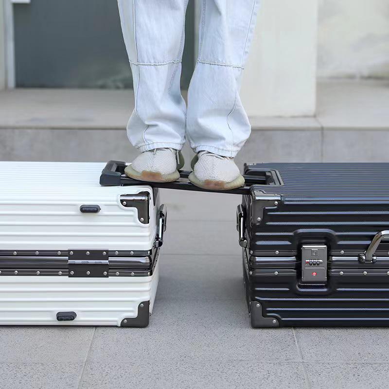 24" Large Capacity Aluminum Frame Travel Suitcase with Pull-handle and Universal Wheels for Students and Tourists