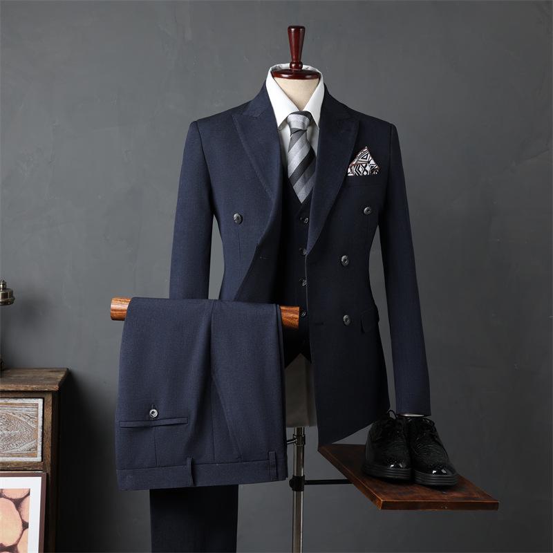 Herren Slim-Fit Dreiteiler: Trendige Business- und Hochzeitsmode.