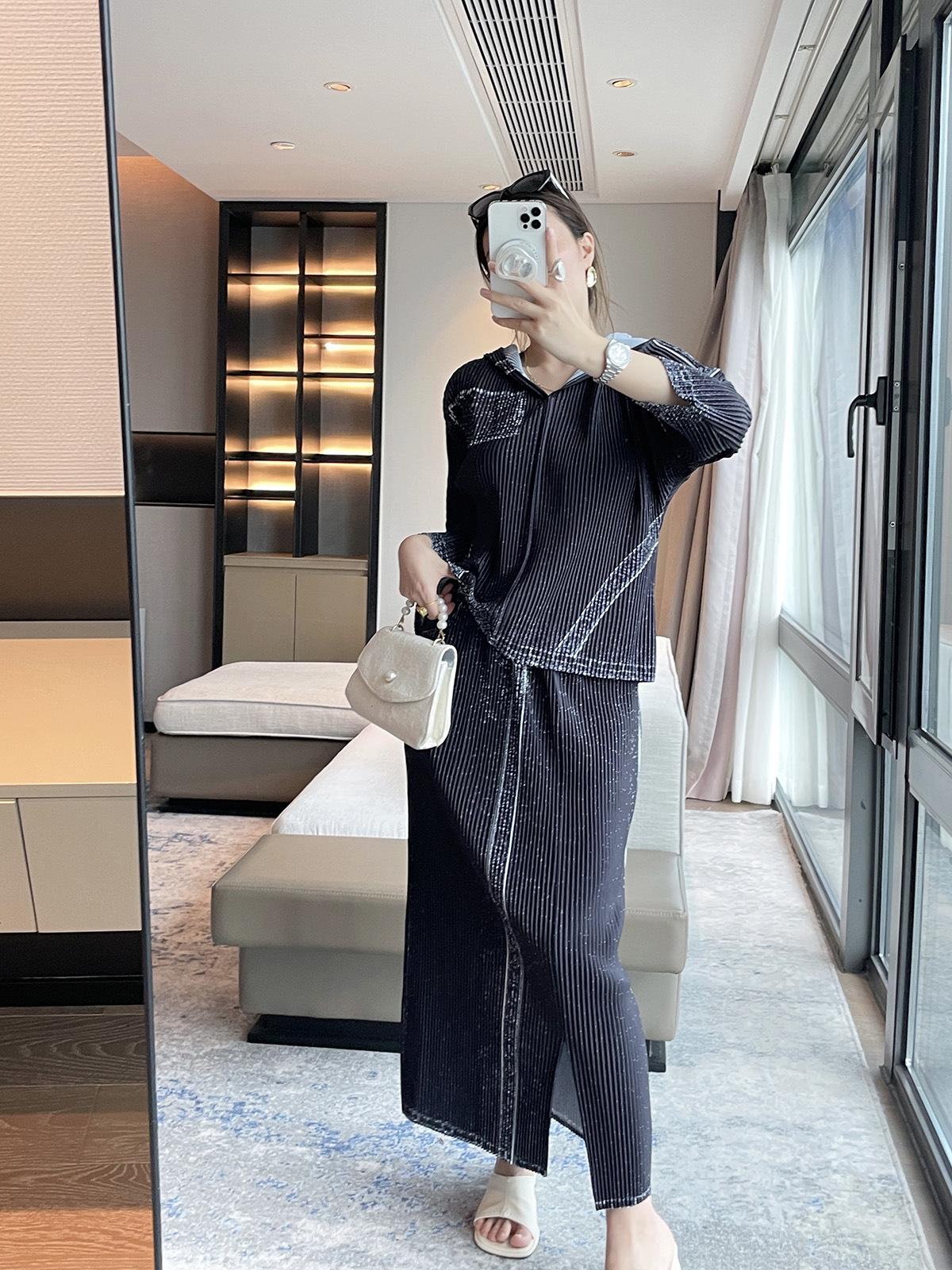 

Плиссированный весенний джинсовый модный комплект: Женский элегантный комплект из двух предметов: худи с капюшоном и миди-юбка с разрезом One Size чёрный