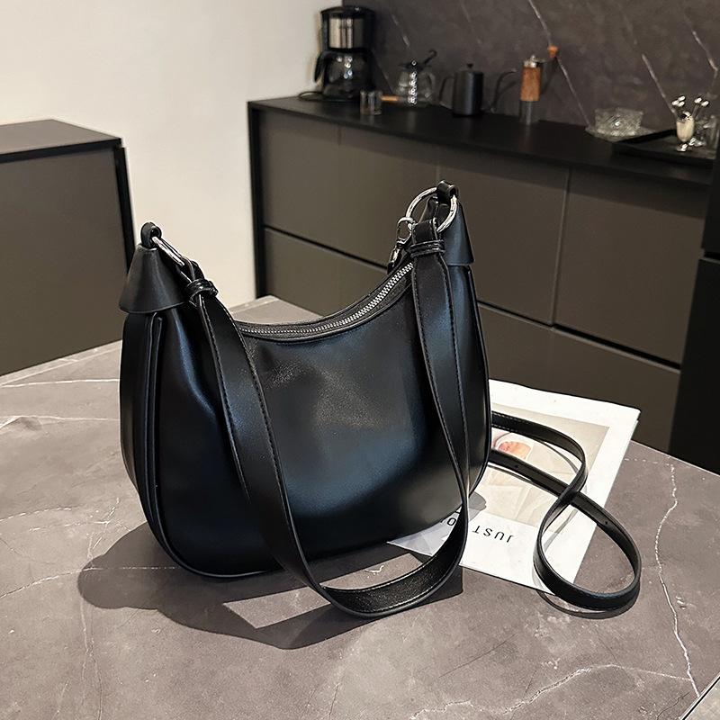 Niche retro bag women's new fashionable large-capacity shoulder commuter dumpling bag versatile messenger bag