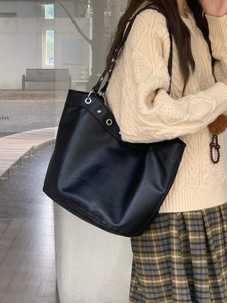 Large Capacity Punk Locomotive Style PU Leather Women's Shoulder Bag Fashi Rivets Ladies Handbag Versatile Female Tote Bag