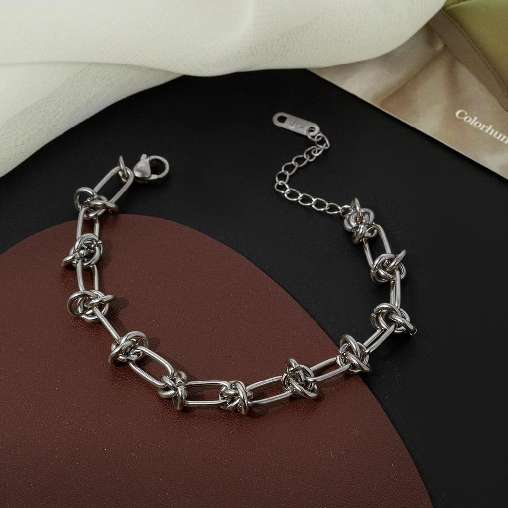 Moda Europeo-Americana Collana a Strati con Catena Piatta a Maglia Serpente a Tre Strati per Donna - Catena Clavicola con Croce in Metallo
