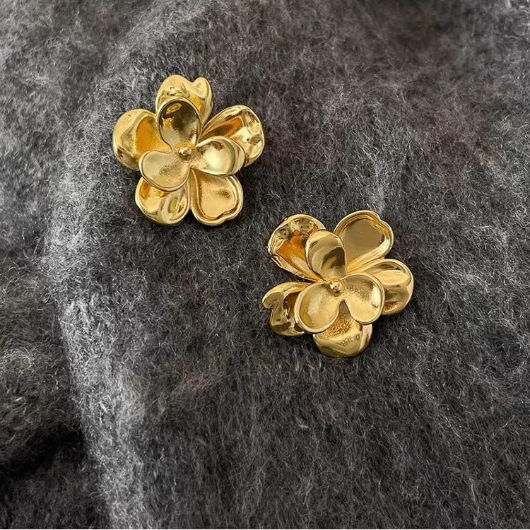 Spring Gold Texture Flower Stud Earrings Women'S French Retro Fresh And Fashionable Exquisite High-End Versatile Earrings
