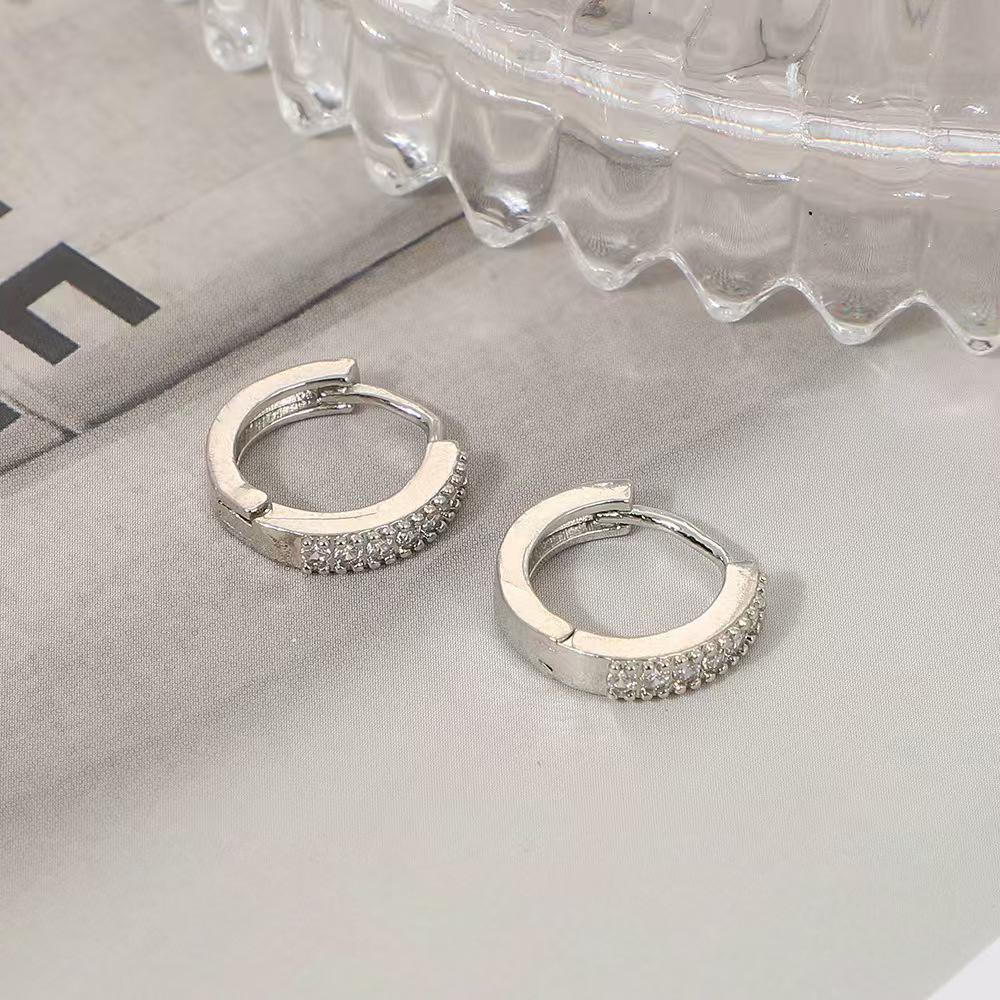Retro Chic European & American Ear Cuffs: Women's Elegant Simple Stud Earrings