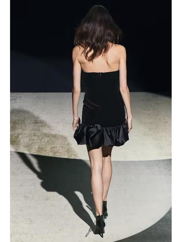 Zimní sametové šaty bez ramínek s nadýchanou sukní