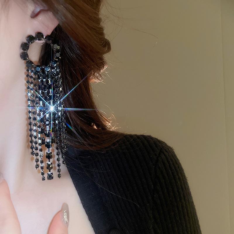 Diamond-set round long fringed earrings, personalized exaggerated dark wind earrings, high-end earrings.