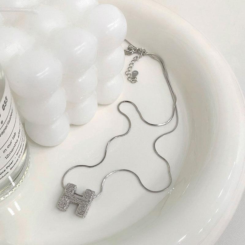 

Усовершенствованная цепочка с узором из травы Тан, буква H, цепочка из змеиной кости, милый стиль, персонализированная цепочка на ключицу, новый стиль