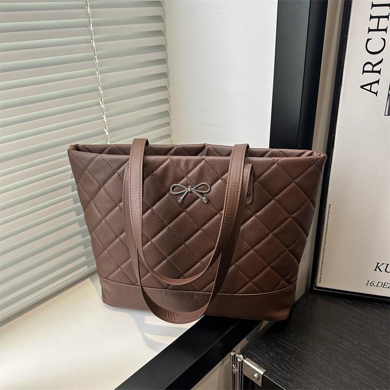 

Новая сумка-тоут большой вместимости с ромбовидной вышивкой, простая и модная, повседневная на плечо, подмышку, портативная женская коричневый