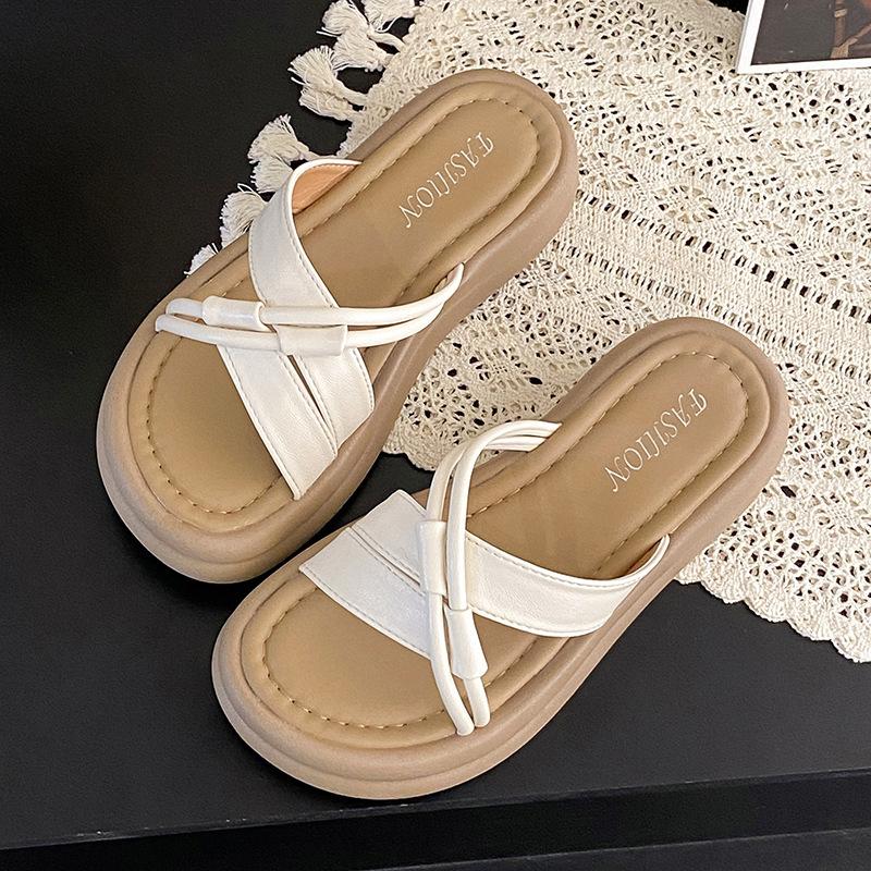 Cool slippers women's summer wear 2025 new fashion versatile with skirt thick bottom non-slip beach one-word drag