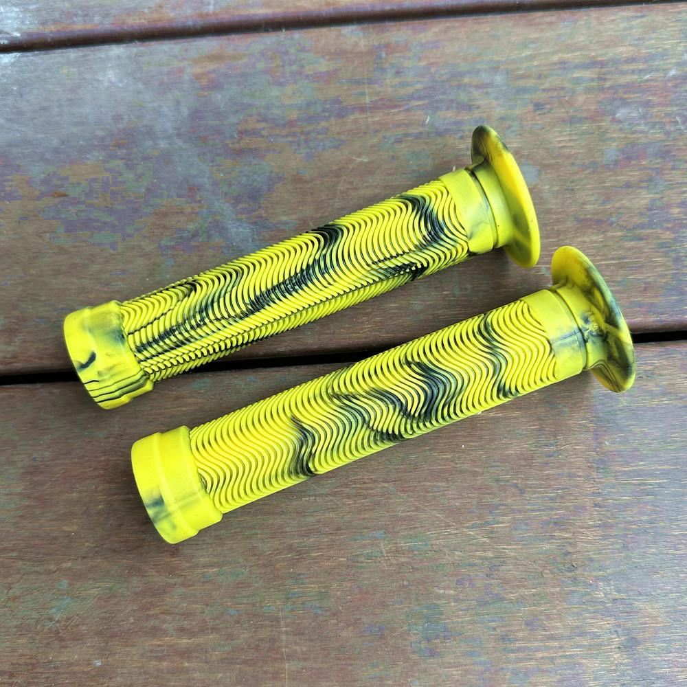 Universal Mixed Color Non-Slip Rubber Bike Handlebar Grips for Mountain and Fixed Gear Bikes