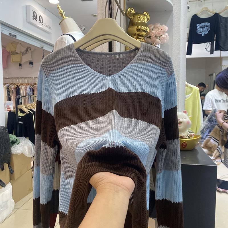 

Contrasting color striped knitted sweater women s autumn and winter new fashion temperament age-reducing backing sweater top One size