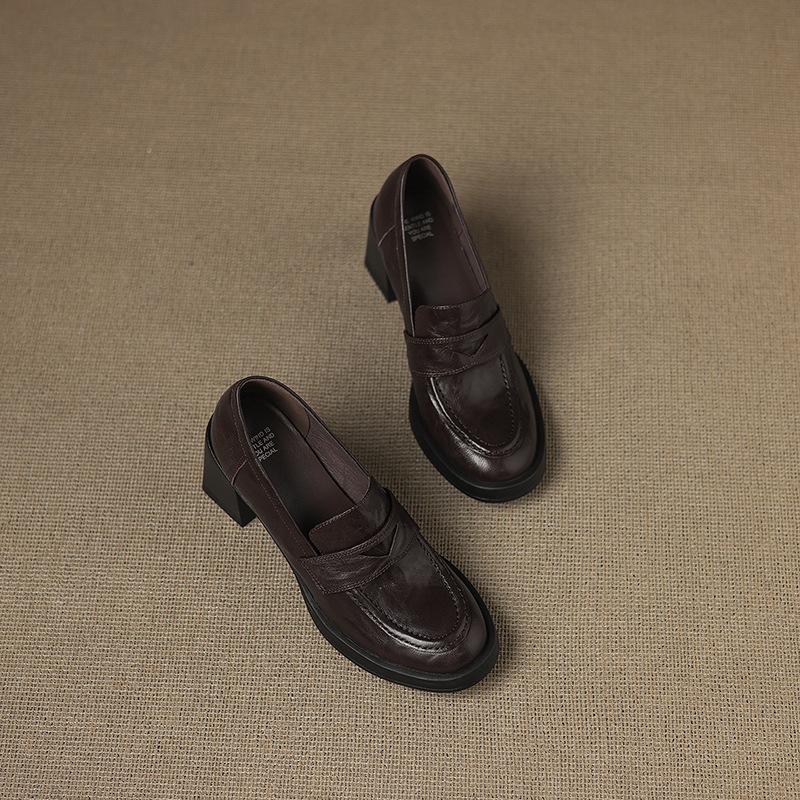 

Обувь женская универсальная на высоком каблуке из овчины с ручным клатчем, новая осенняя коллекция 2025, британские ретро лоферы на толстом каблуке с одним ремешком 40 темно-коричневого