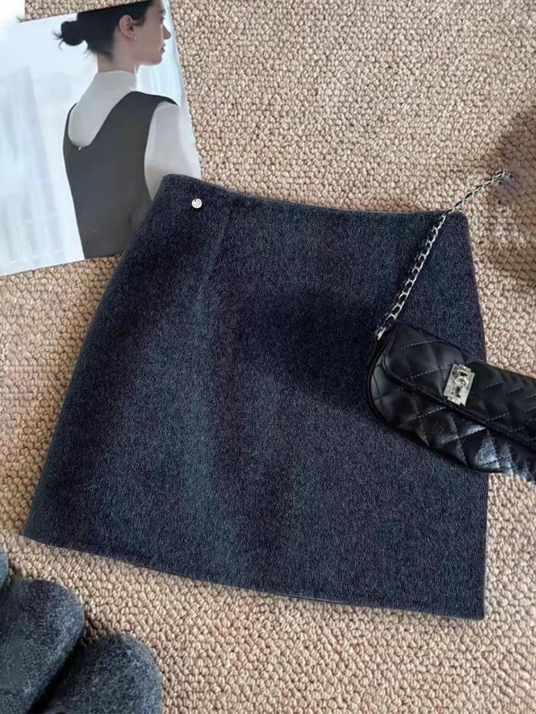 Pure color wool blend A-line bodycon half-skirt, women's grey, short, Korean style, simple, versatile for Autumn/Winter 2026 in black.