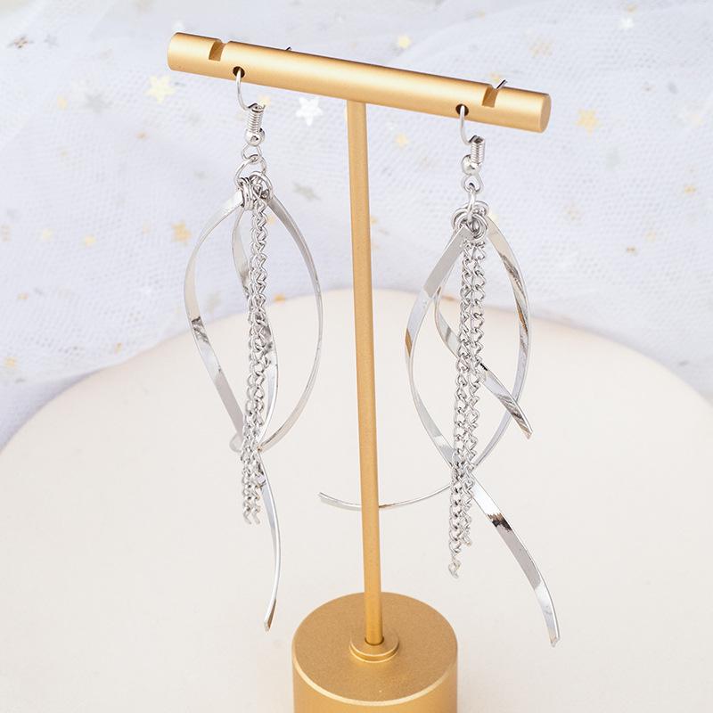 Trendige übertriebene Metallquasten-Ohrringe für Frauen