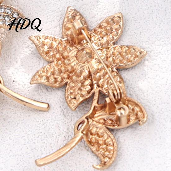 Rhinstone Flower Brooch Floral Pin for Women Shape Alloy Lapel Women Elegant Jewelry Pin Clothing Accessories Wedding Party Prom Design