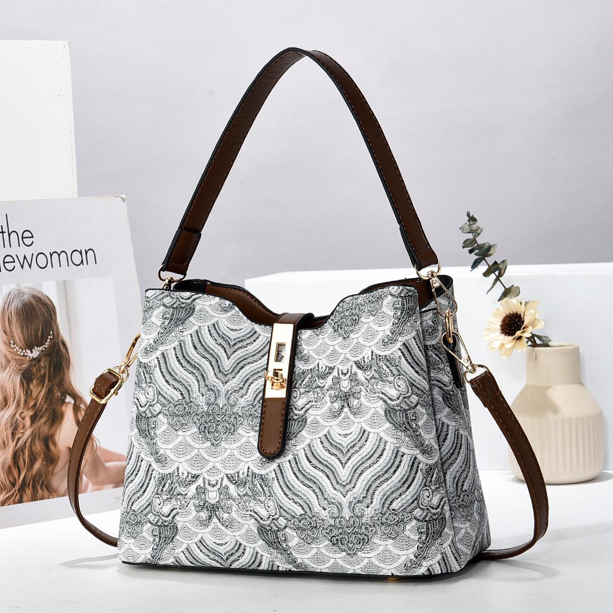

Bucket bag New printed handbag New Year s gift bag Mom bag gift atmospheric fashion shoulder bag 24*12*20 чёрный