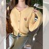 Koreanischer gelber bestickter langärmeliger Rundhals-Strickcardigan für Damen zum Tragen eines Mantels im frühen Herbst, lässiger lockerer Pullover