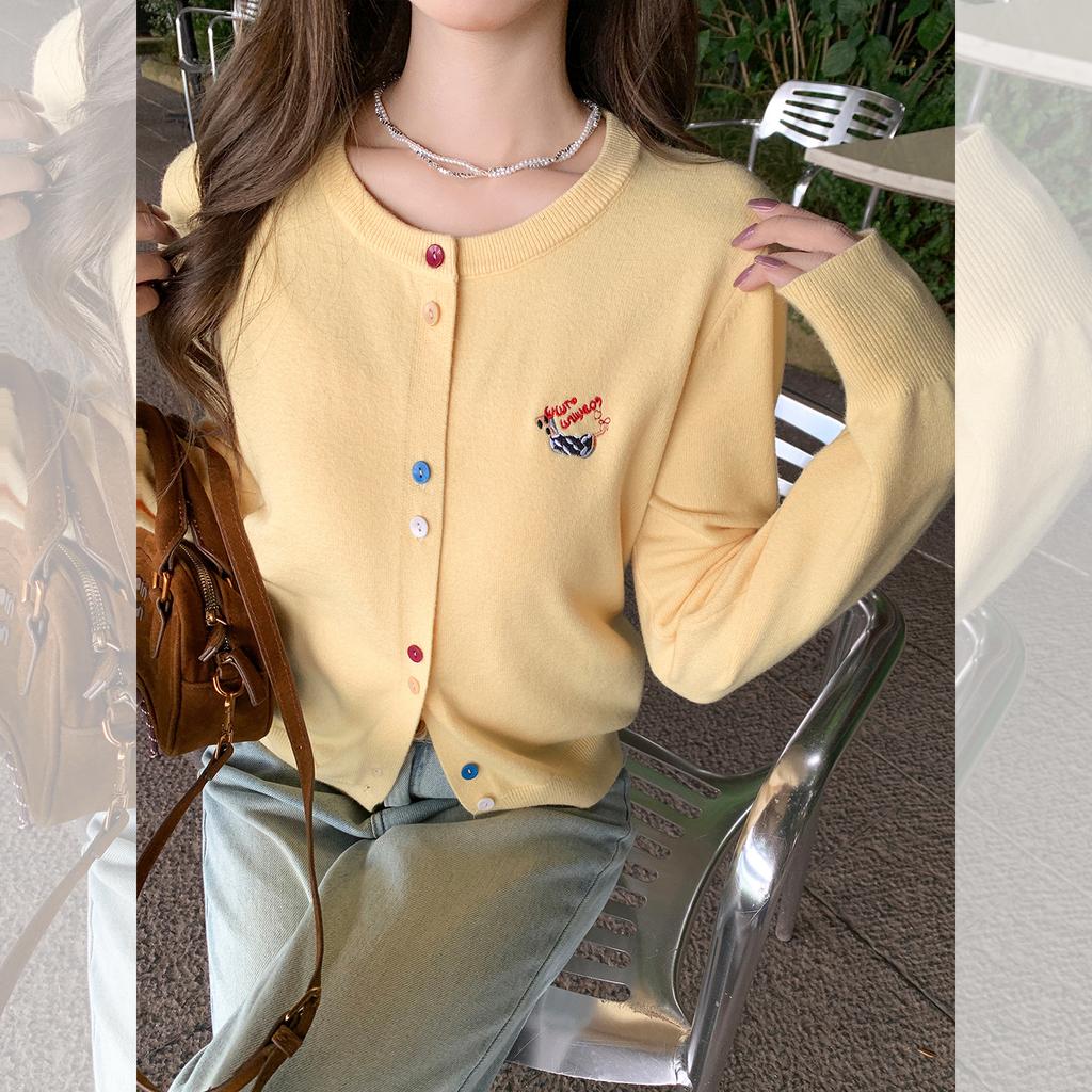 Koreanischer gelber bestickter langärmeliger Rundhals-Strickcardigan für Damen zum Tragen eines Mantels im frühen Herbst, lässiger lockerer Pullover