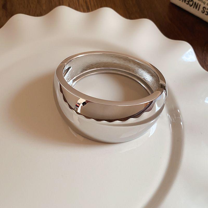 European-American Geometric Metallic Open Bangle: Simple, Versatile, Niche Design Bracelet