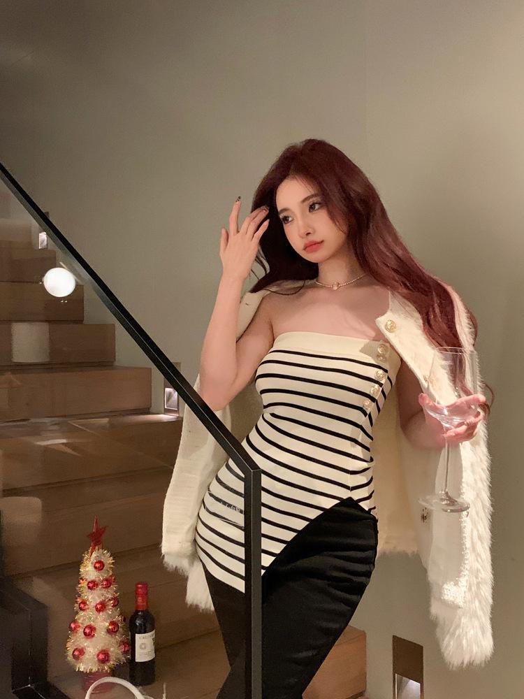 Stilvolles gestreiftes ärmelloses Stricktop mit einem Träger für Damen