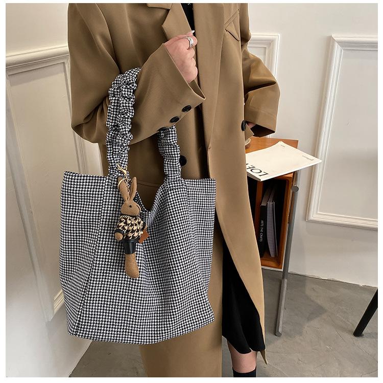 

Fashion Large-Capacity Shopping Bag Casual Art Canvas Handbag Simple Retro Casual Western Style One-Shoulder Handbag Trend No rabbit pendant