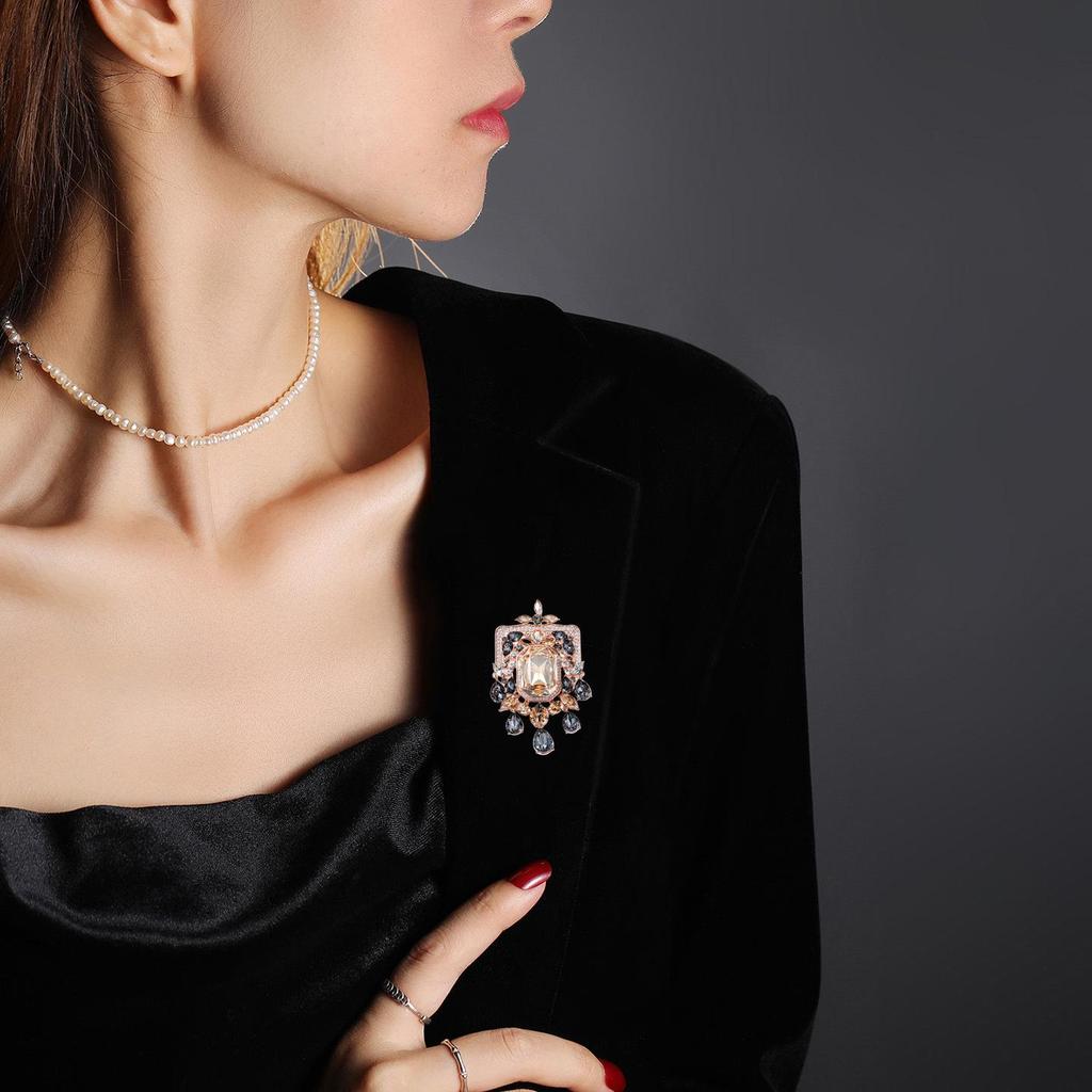 Vintage European Crystal Brooch Pin: Elegant Retro Shawl Accessory