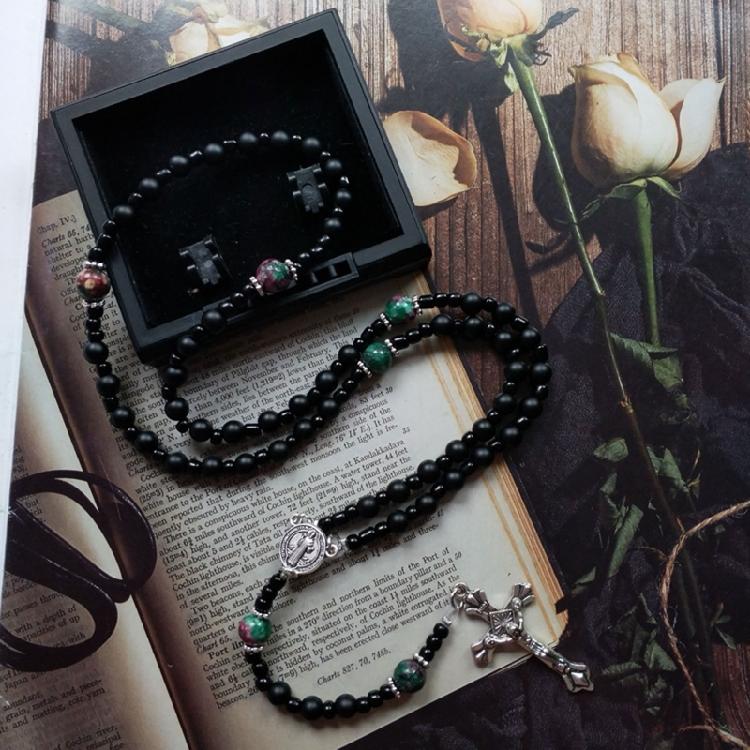 Vintage Crucifix Pendant Necklace Acrylic Black Onyx Beads Sweater Chains for W