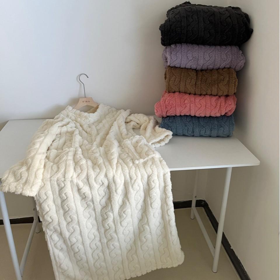 Pyjamas Épais Chauds Grande Taille Dames Flanelle Hiver Rayés Velours Corail Manches Longues Vêtements de Nuit Peignoir Pyjamas Une Pièce