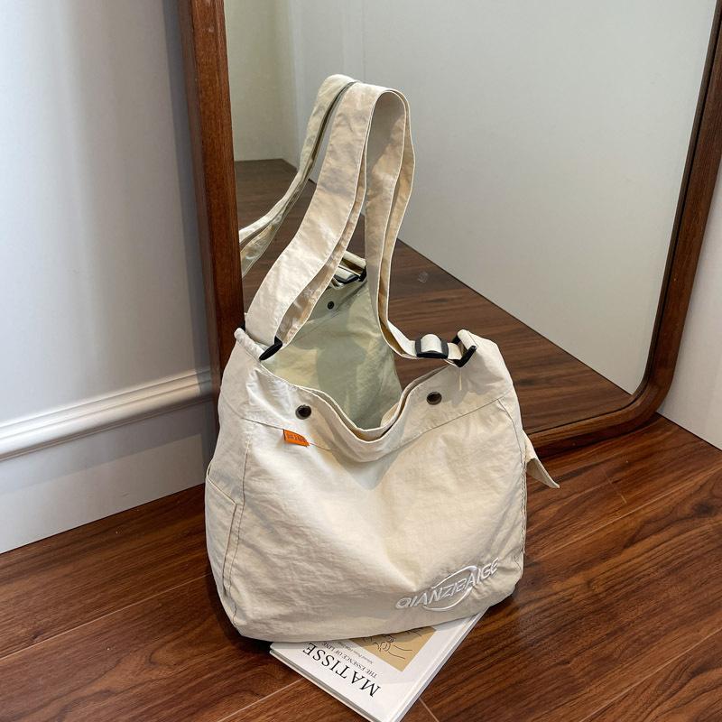 

Лето 2025 новый зарубежный стиль простая текстура большая вместимость сумка-тоут модный тренд женская на плечо сумка-мессенджер