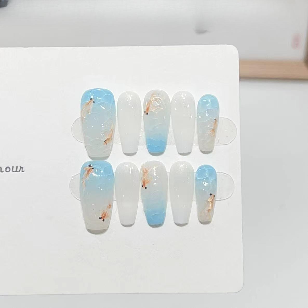 

Летний маникюр, накладные ногти ручной работы, свежий ручной росписи, золотая рыбка, водные ряби, синий французский маникюр Large L